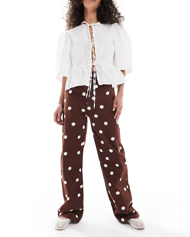 dámske hnedé bodkované rifle