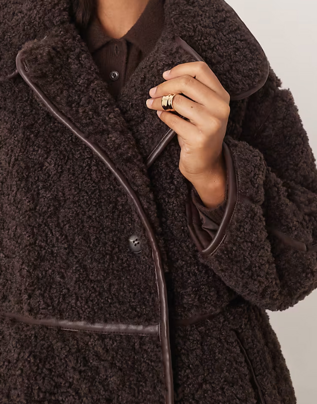 dámsky čokoládový shearling kabát