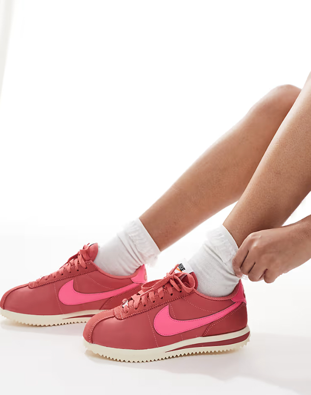 dámske bobuľové tenisky Nike