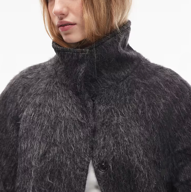 dámsky šedý chlpatý kabát