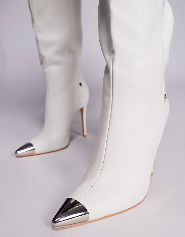 dámske biele čižmy s kovovými špičkami
